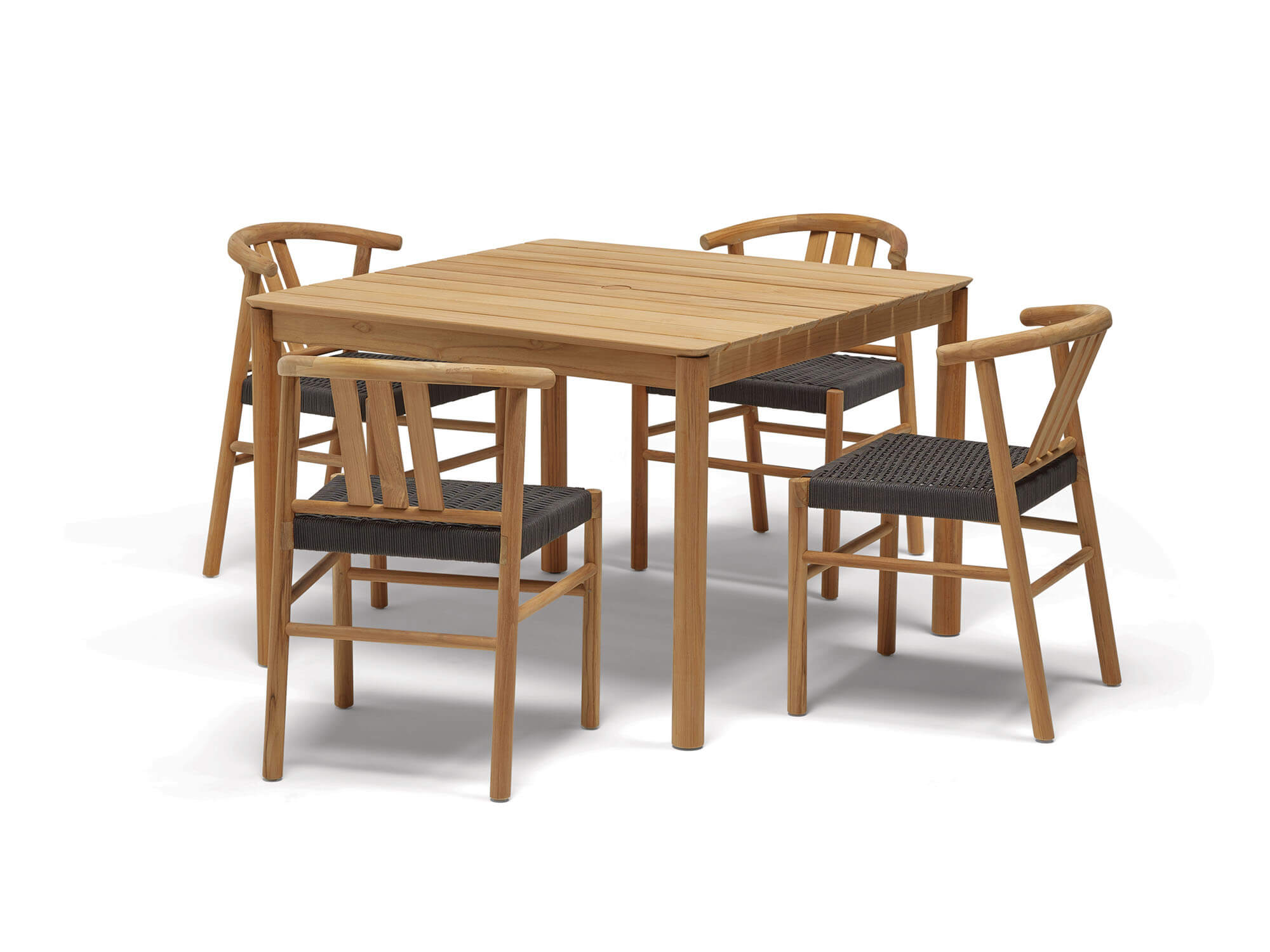 Vue d'angle avant de la table et des chaises de salle à manger extérieures carrées